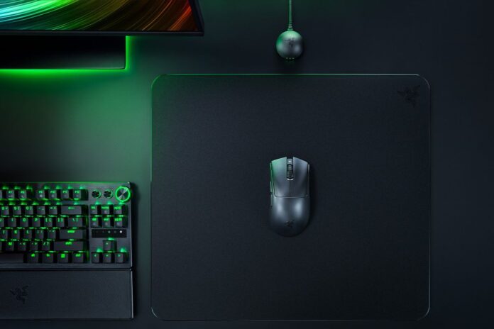 Razer Deathadder V4 Pro på musmatta
